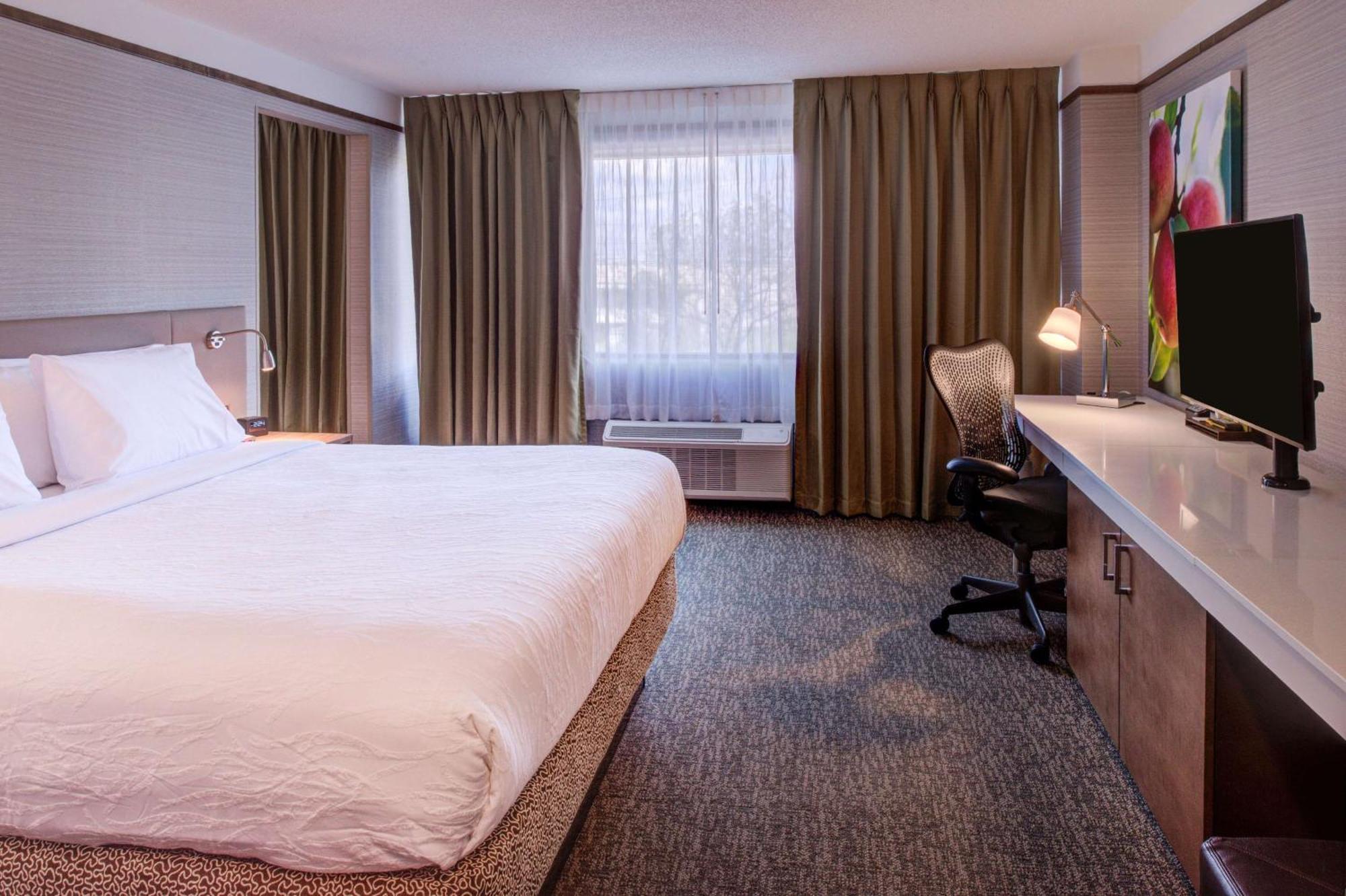 Hilton Garden Inn Detroit Southfield Exterior photo